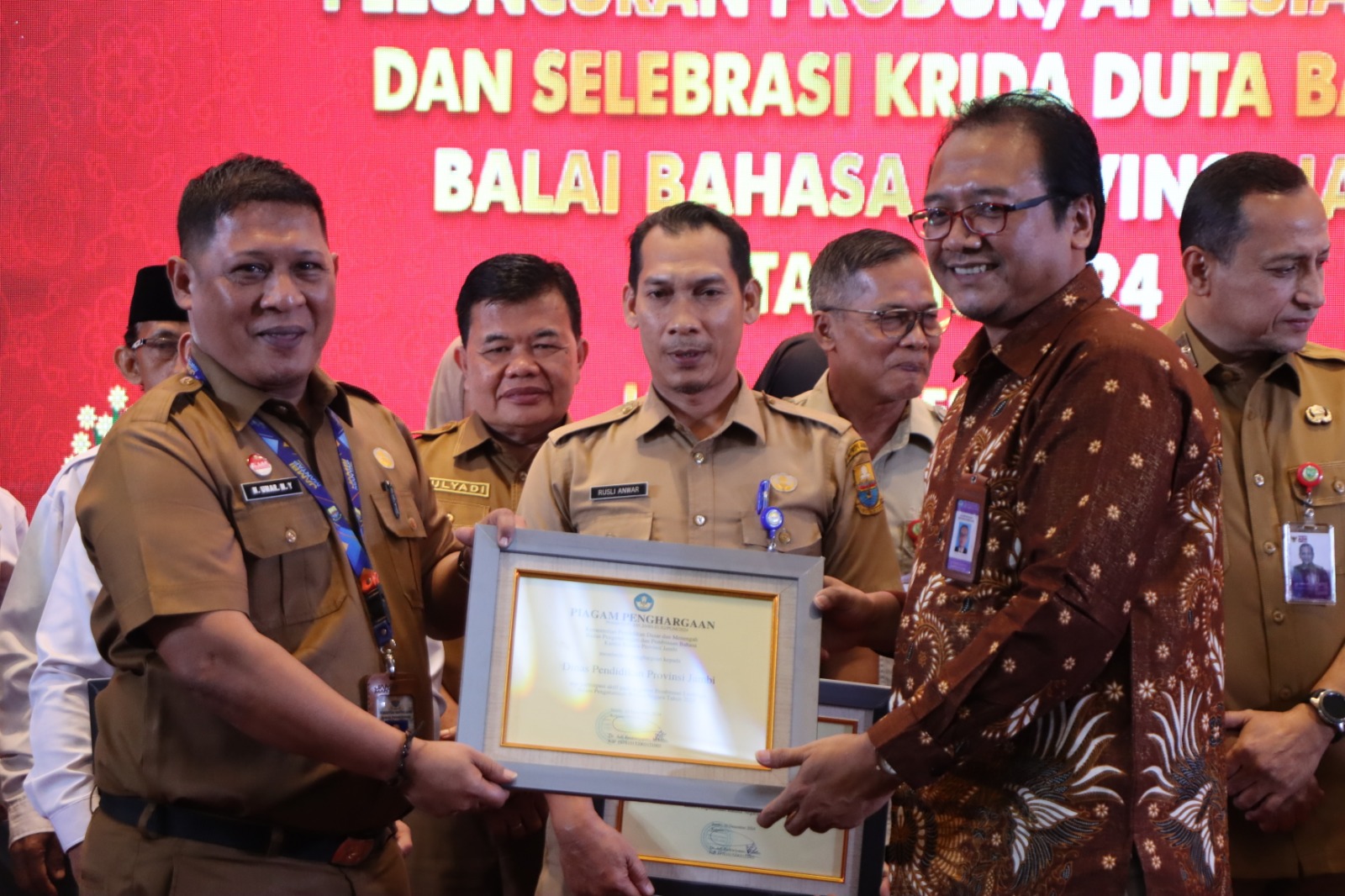 Disdik Jambi Terima Penghargaan dari Kantor Bahasa